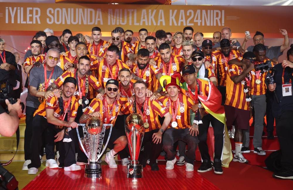 Galatasaray 24'üncü Şampiyonluk ve Süper Kupa ile çifte zaferini kutladı
