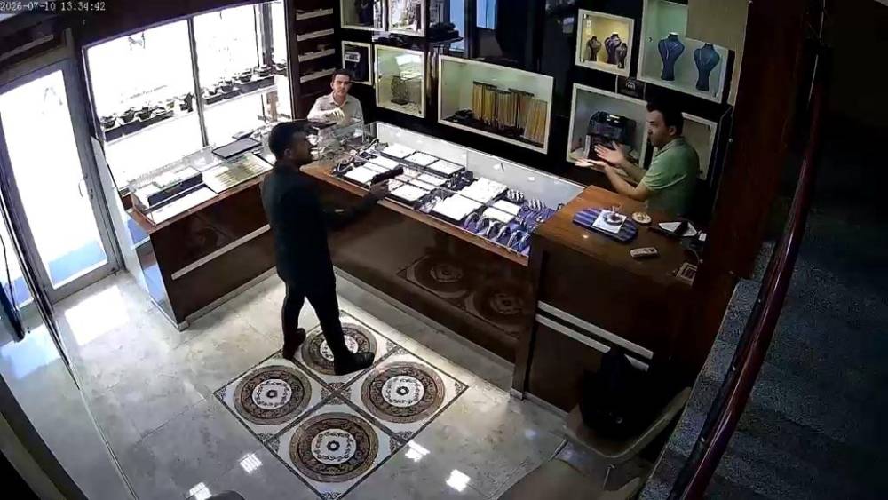 Kuyumcu, soygun girişiminde &ouml;ld&uuml;r&uuml;lm&uuml;ş