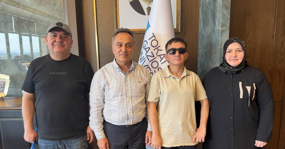 T&uuml;rkiye 378&rsquo;incisi olan g&ouml;rme engelli Taha, &ouml;zel eğitim &ouml;ğretmenliğini se&ccedil;ti