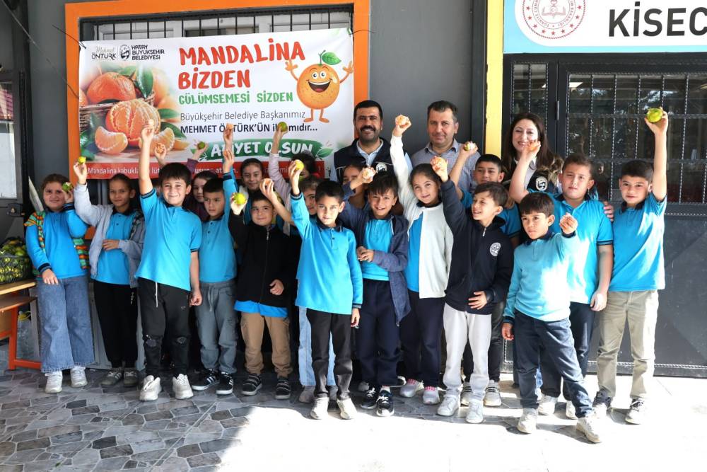 &Uuml;reticiden alınan 100 ton mandalina &ouml;ğrencilere dağıtıldı