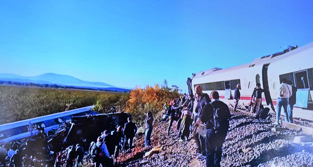 İspanya'da iki y&uuml;ksek hızlı tren &ccedil;arpıştı: 46 &ouml;l&uuml; 
