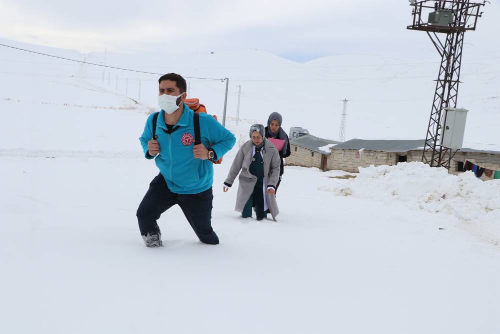 Doktor Didem, dondurucu soğukta 1,5 metre karda y&uuml;r&uuml;yerek hastalara ulaşıyor