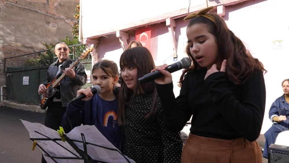 Barış Man&ccedil;o, &ouml;l&uuml;m yıl d&ouml;n&uuml;m&uuml;nde, &ccedil;ocukken yaşadığı evin &ouml;n&uuml;nde anıldı