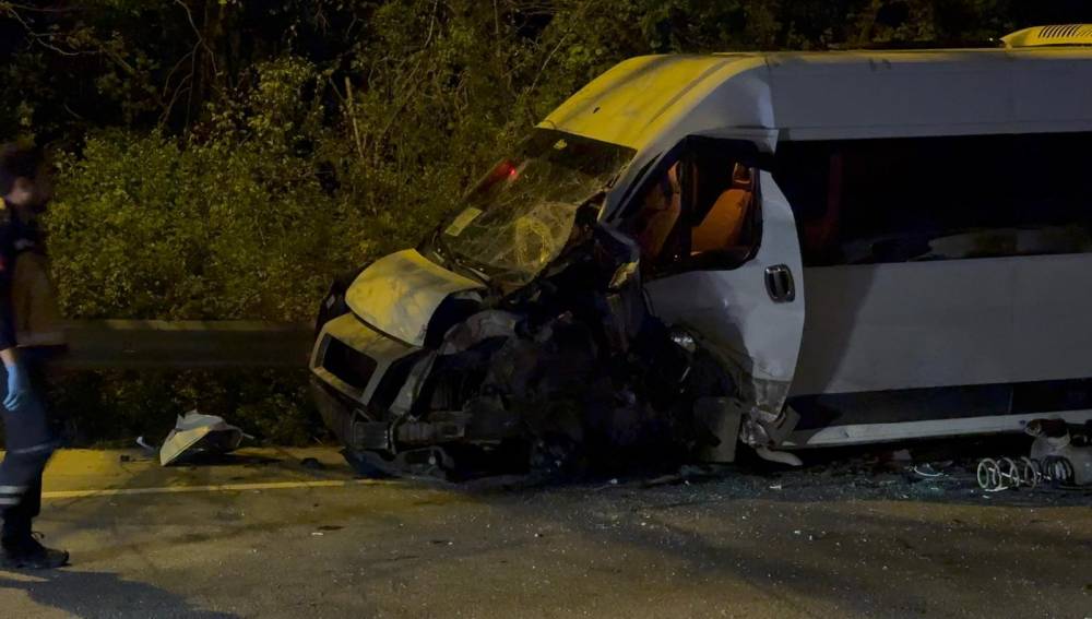 Beykoz&rsquo;da servis minib&uuml;s&uuml; ile otomobil &ccedil;arpıştı: 1&rsquo;i ağır 11 yaralı
