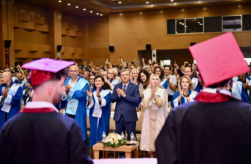 Akdeniz &Uuml;niversitesi Tıp Fak&uuml;ltesi&rsquo;nde mezuniyet heyecanı