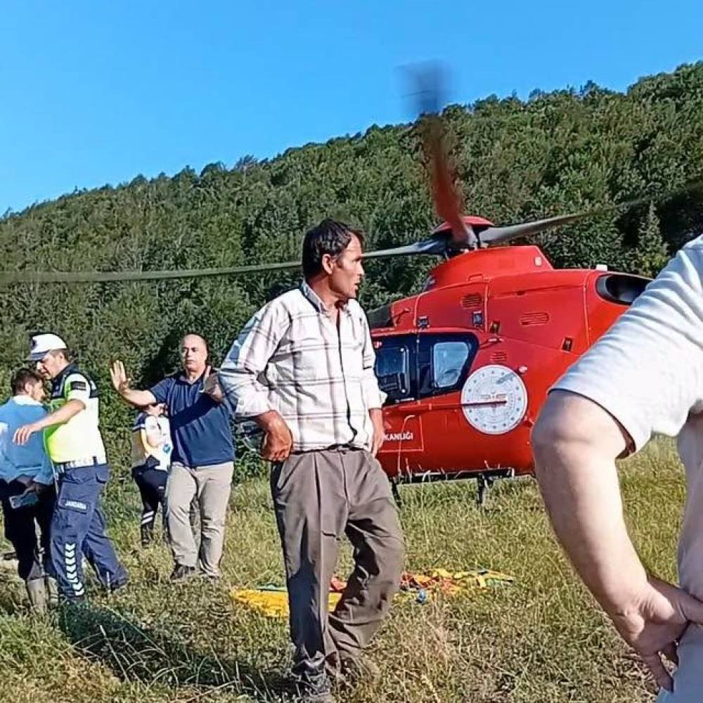Trakt&ouml;r devrildi, yaralı muhtar ambulans helikopterle hastaneye kaldırıldı