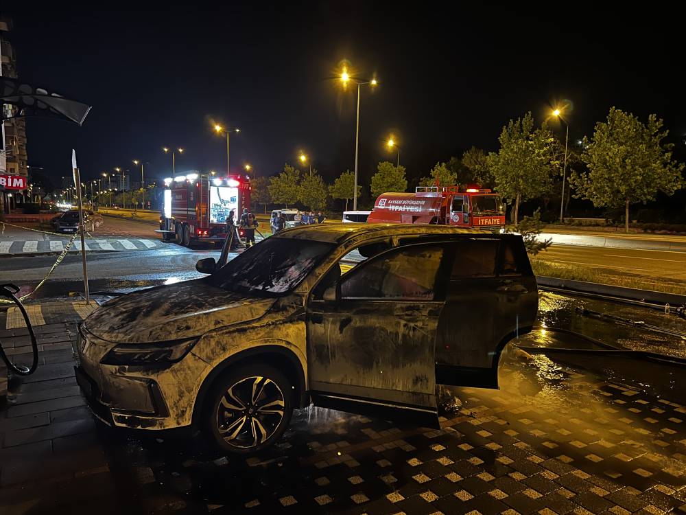 Kayseri&rsquo;de şarj istasyonunda elektrikli otomobil alev aldı; o anlar kamerada