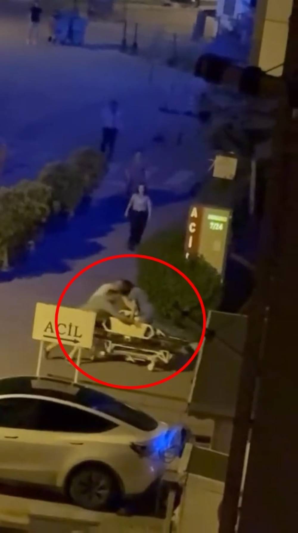 Doktorun sedye &uuml;st&uuml;nde kalp masajı yaptığı yaya kurtarılamadı
