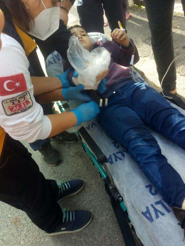 Çocuk, eline saplanan demirle hastaneye götürüldü