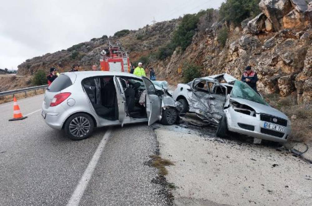 Isparta'da otomobiller çarpıştı; 1 ölü, başhekim ile 3 sağlıkçı yaralı