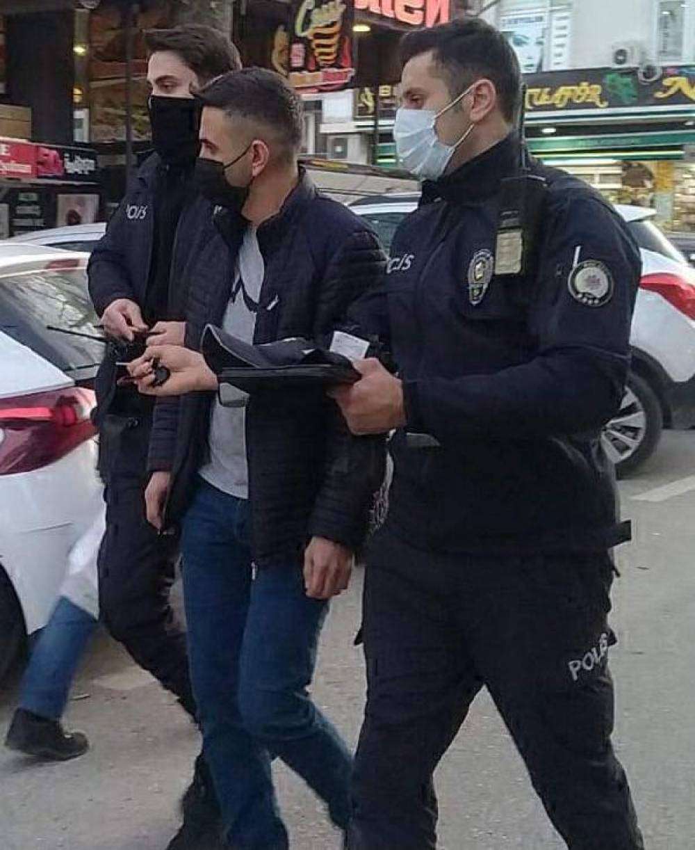 Kuyumculara bir torba dolusu sahte altın alyans satmaya çalışırken yakalandı