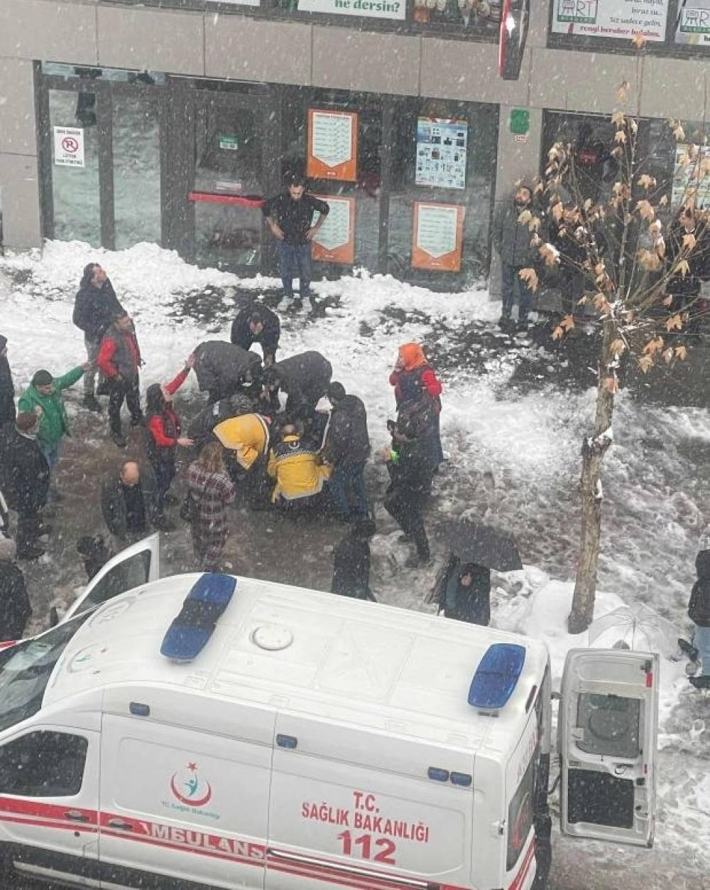 &Ccedil;atıdan &uuml;zerine kar k&uuml;tlesi d&uuml;şen kadın &ouml;ld&uuml;