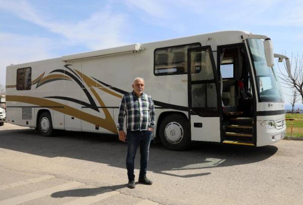 Karavana çevirdiği yolcu otobüsüyle Türkiye turuna çıktı