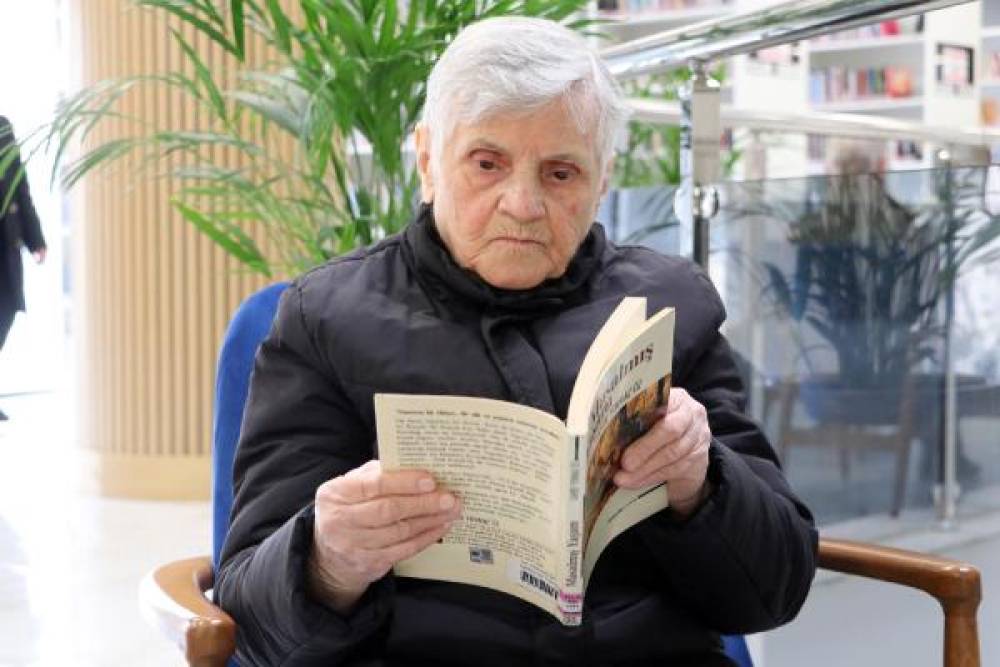 91 yaşında, ayda 3 kitap okuyor
