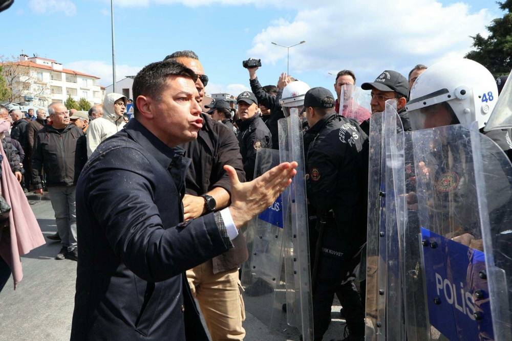 Polise saldırdığı &ouml;ne s&uuml;r&uuml;len belediye başkanına 5 ay hapis