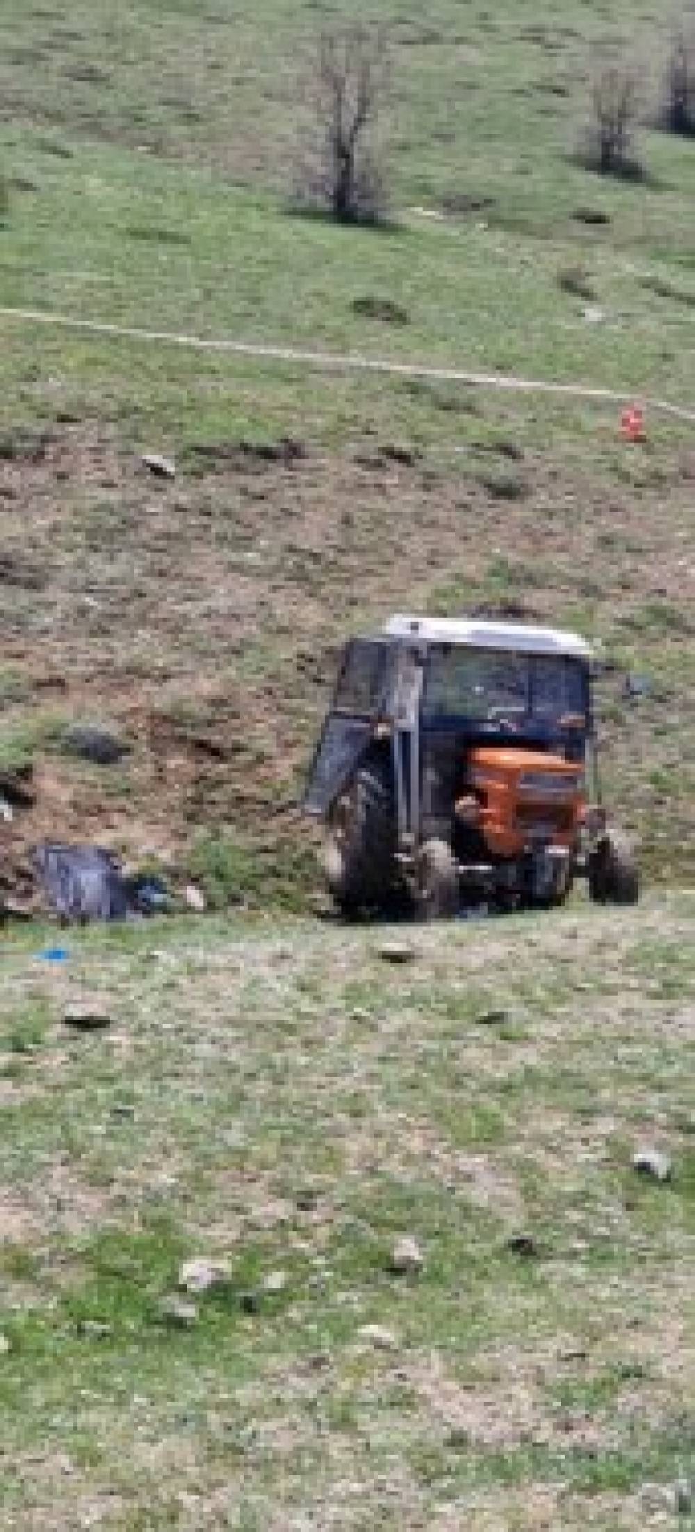 Trakt&ouml;r, dere yatağına devrildi; 1 &ouml;l&uuml;, 3 yaralı