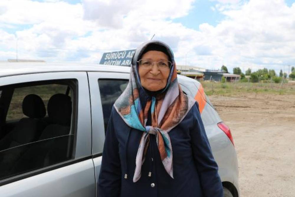 Afyonkarahisarlı Gülsüm, arkadaşlarına inat 69 yaşında ehliyet aldı
