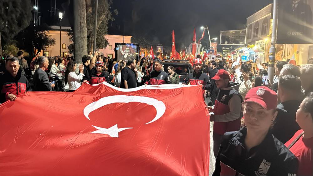 Bodrum&rsquo;da Cumhuriyet coşkusu, binlerce kişi fener alayında y&uuml;r&uuml;d&uuml;