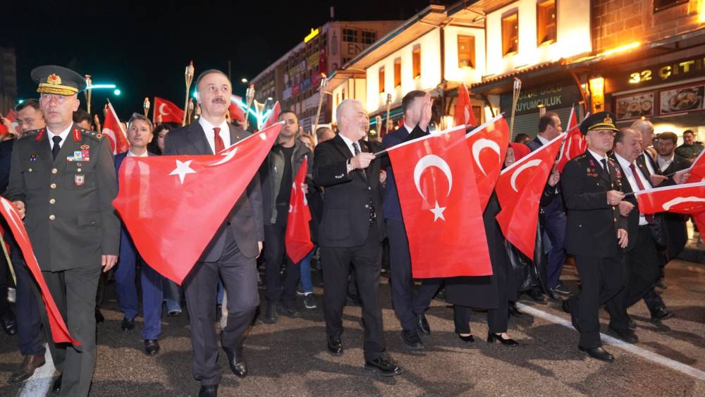 Isparta'da binlerce kişi fener alayında y&uuml;r&uuml;d&uuml;