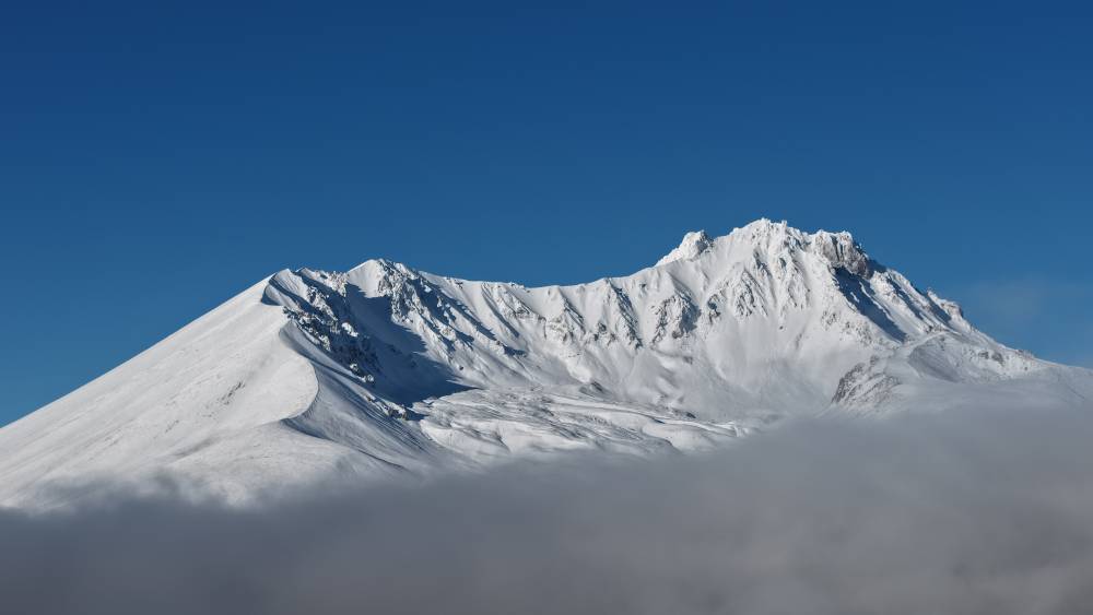 Erciyes Dağı'nın zirvesi beyaza b&uuml;r&uuml;nd&uuml;