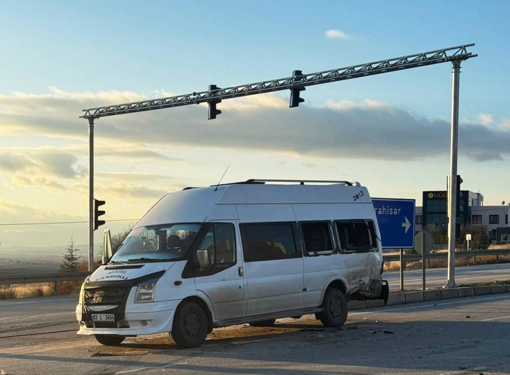 &Ouml;ğrenci servis minib&uuml;s&uuml; ile otomobil &ccedil;arpıştı: 9 yaralı