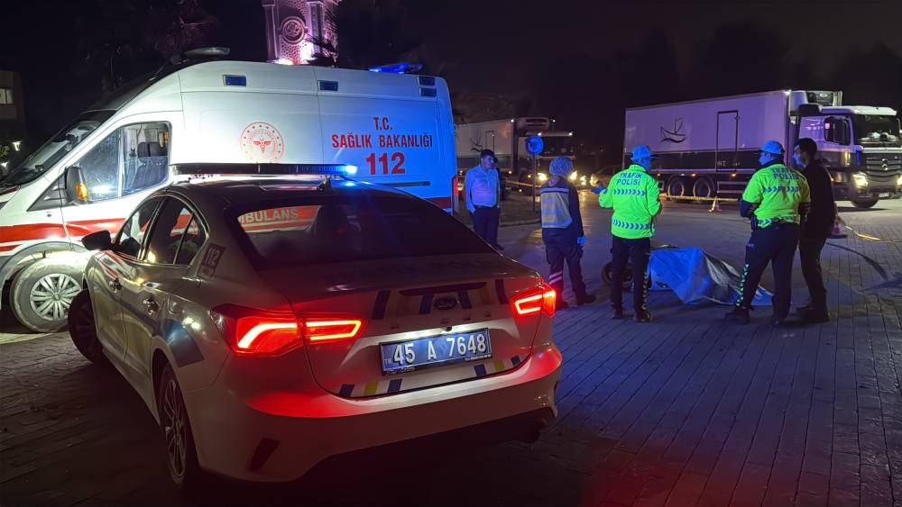 Manisa&rsquo;da TIR'la &ccedil;arpışan motosikletin s&uuml;r&uuml;c&uuml;s&uuml; &ouml;ld&uuml; 