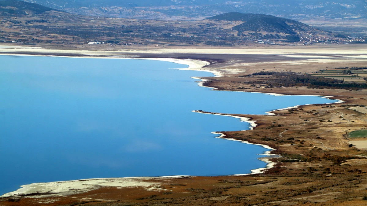 55 yılda 21,3 metre çekilen Burdur Gölü havadan görüntülendi