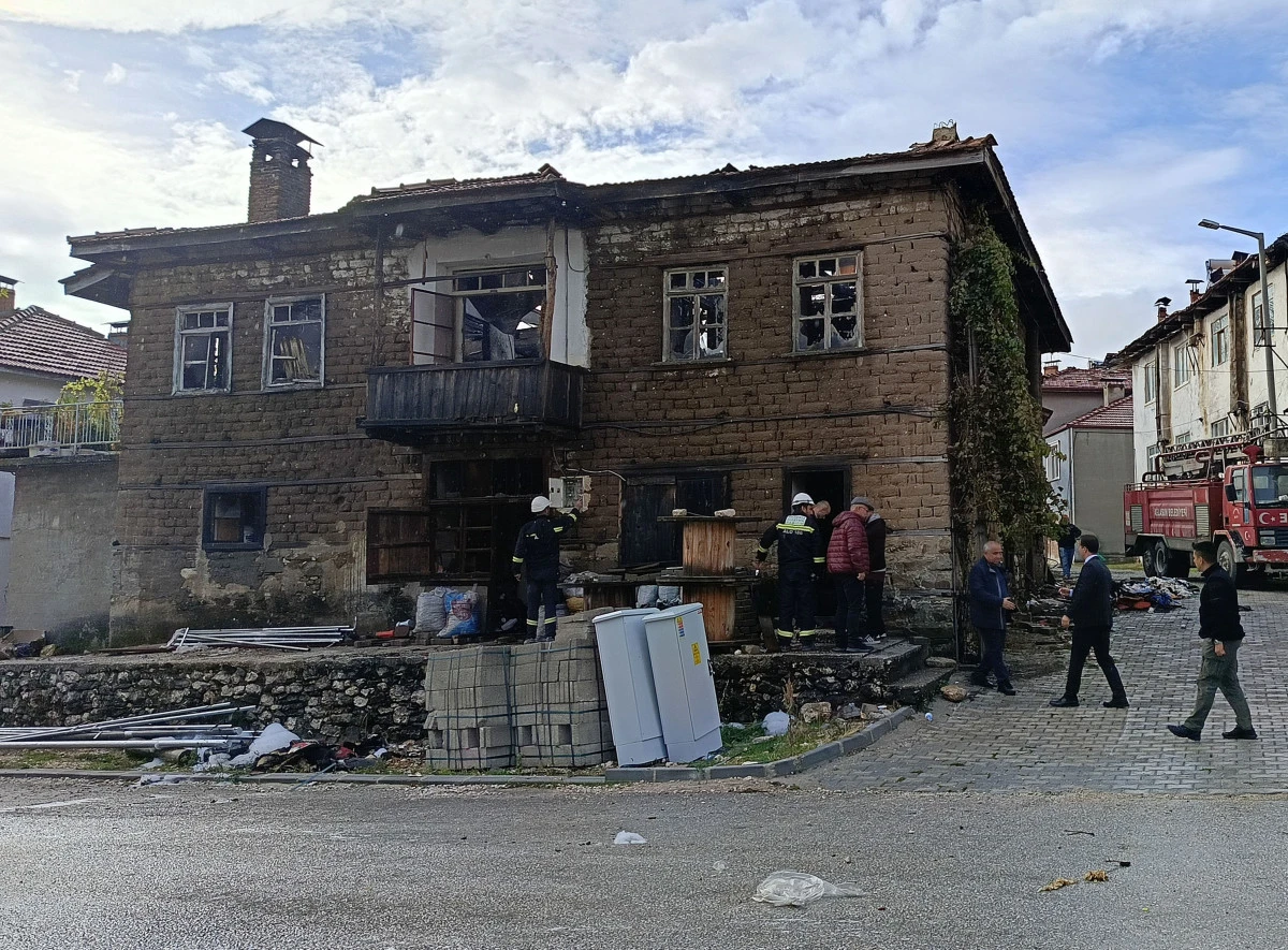 72 yıllık ahşap ev yandı 
