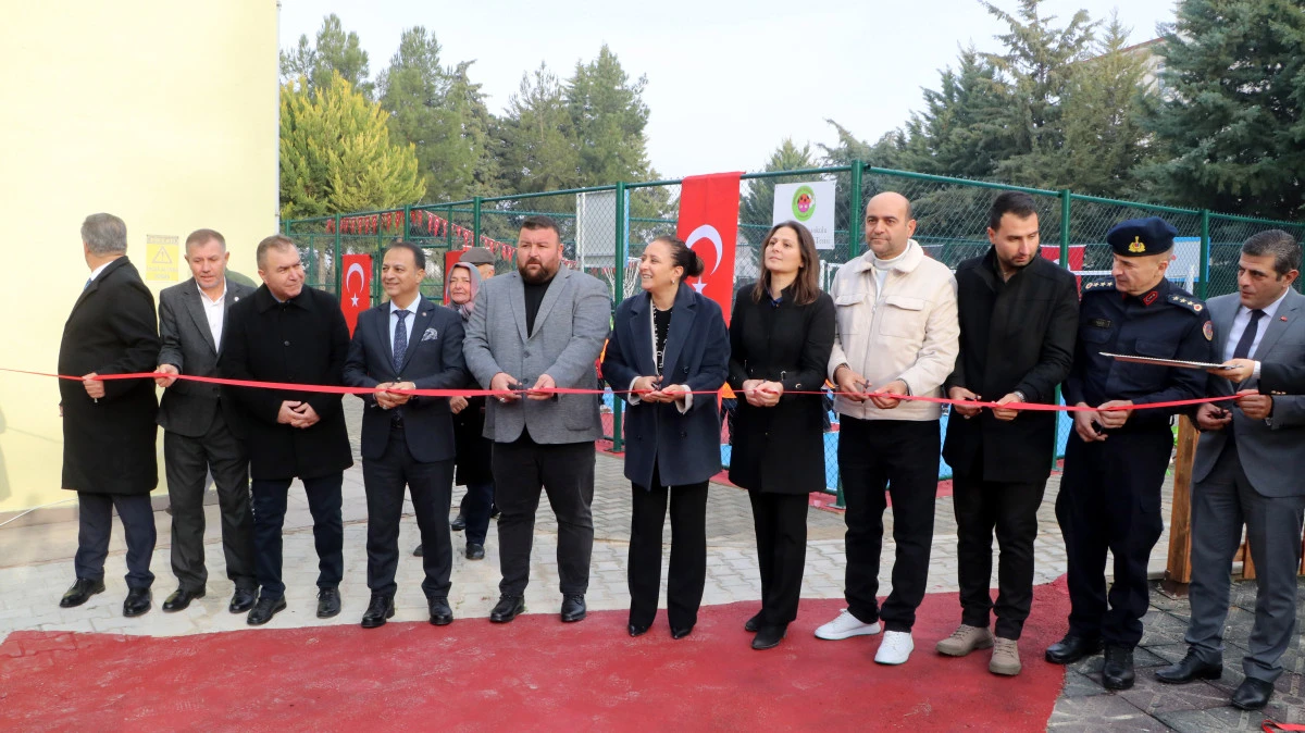 Anaokuluna futbol, voleybol ve basketbol sahası