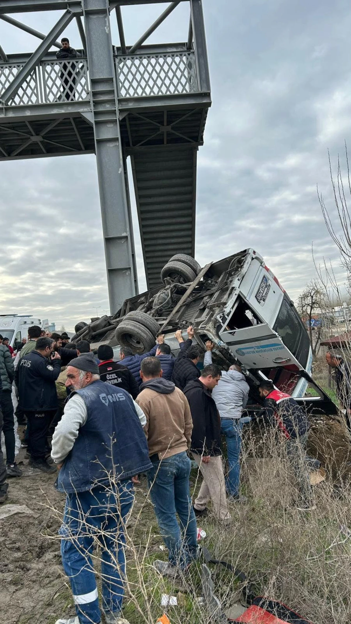 Ankara'da &ouml;zel halk otob&uuml;s&uuml;, &uuml;st ge&ccedil;idin ayağına &ccedil;arptı: 5&ouml;l&uuml;