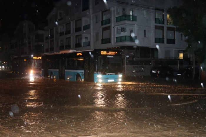 Antalya&rsquo;da fırtına, sel ve hortum hayatı olumsuz etkiledi