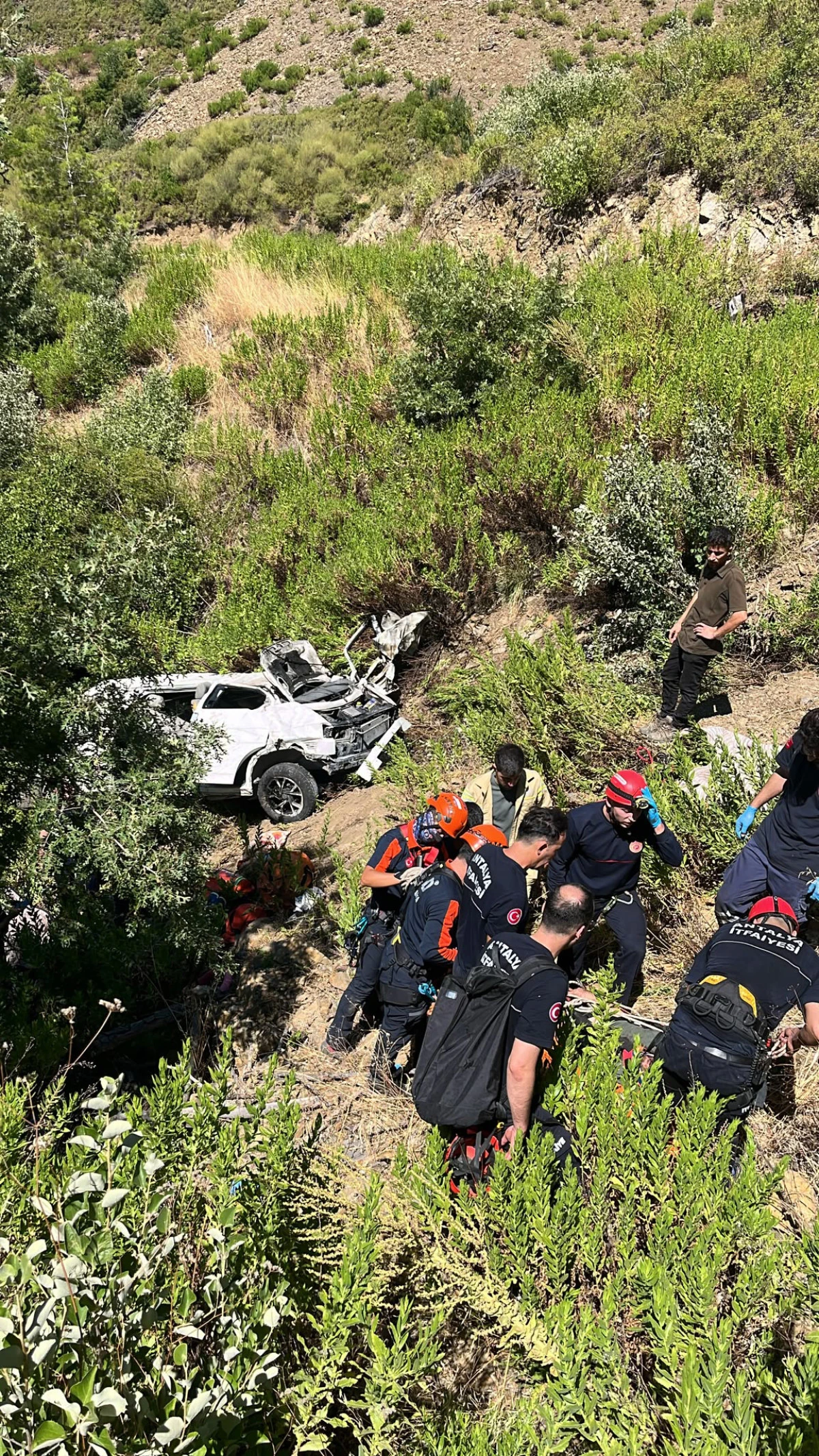 Antalya'da kamyonet, u&ccedil;uruma yuvarlandı; aynı aileden 5 kişi &ouml;ld&uuml;, 2 yaralı