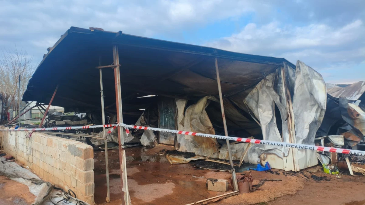 Antalya'da konteynerde yangın; 5'i &ccedil;ocuk 6 &ouml;l&uuml;