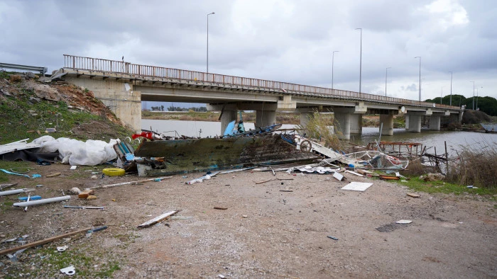 Antalya'da peş peşe hortumlar; seralar yıkıldı, &ccedil;atılar u&ccedil;tu