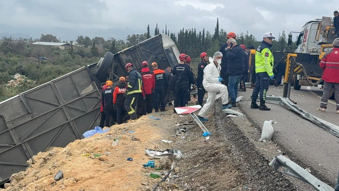 Antalya'da yolcu otob&uuml;s&uuml; devrildi; 8 &ouml;l&uuml;, 26 yaralı