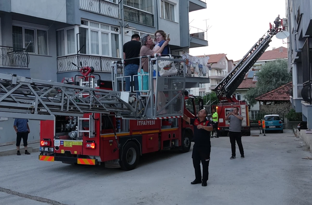 Apartmandaki yangında mahsur kalanlar, merdivenli ara&ccedil;la kurtarıldı