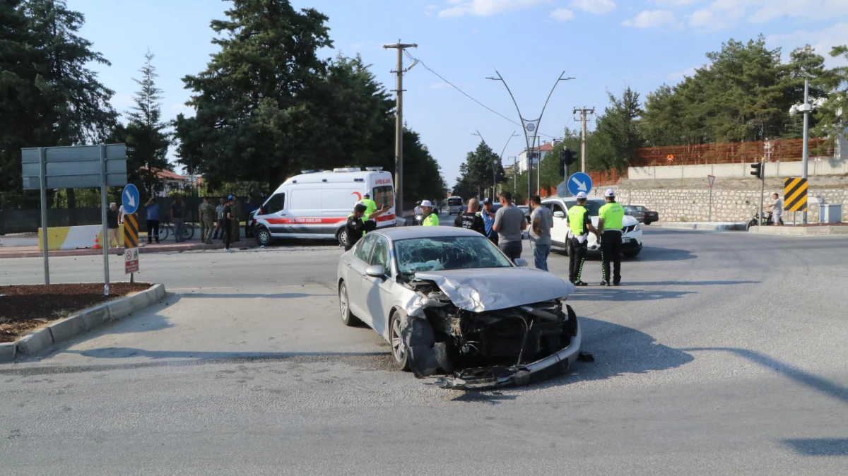 Askeri ambulans ve otomobiller &ccedil;arpıştı: 2 yaralı