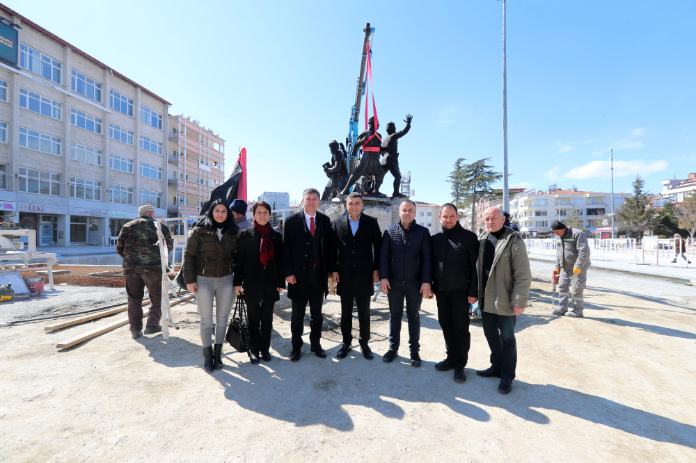 Atatürk Anıtı yeni yerine taşınmaya başladı