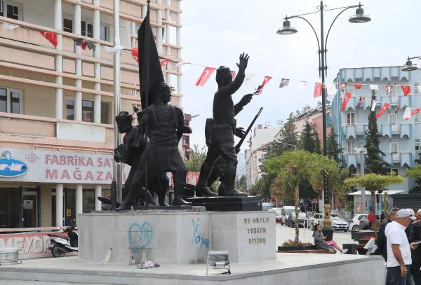 Atatürk Anıtının kaidesine sprey boya ile aşkını yazdı