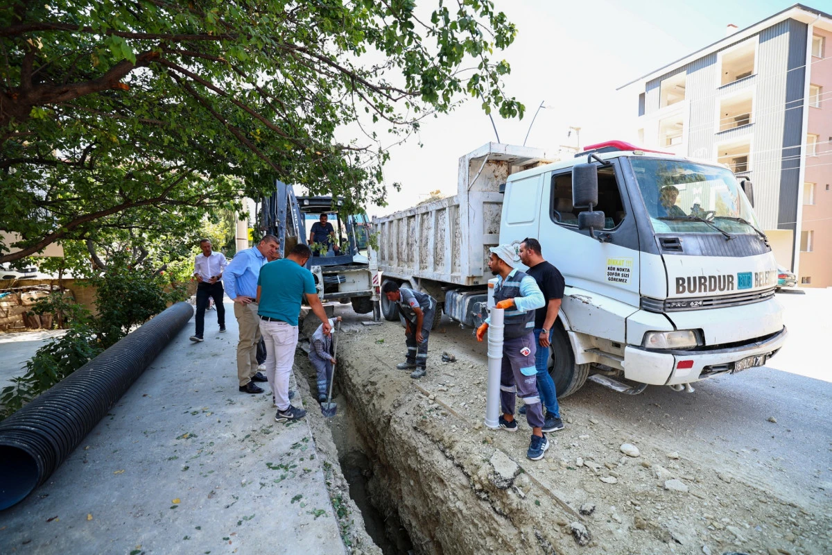 BAŞKAN ERCENGİZ AYDINLIKEVLER MAHALLESİ'NDEKİ DRENAJ &Ccedil;ALIŞMALARINI İNCELEDİ