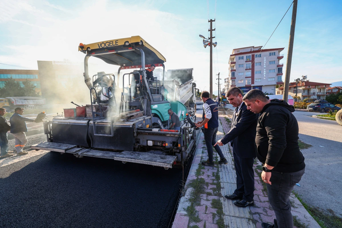 BAŞKAN ERCENGİZ İBRAHİM ZEKİ BURDURLU CADDESİ&rsquo;NDEKİ ASFALT &Ccedil;ALIŞMALARINI İNCELEDİ