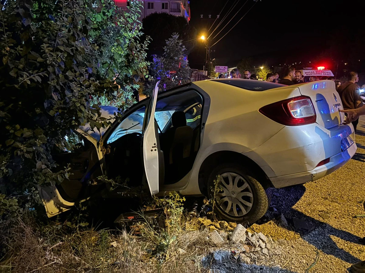 BUCAK ADLİYESİ &Ouml;N&Uuml;NDE KAZA: 6 YARALI