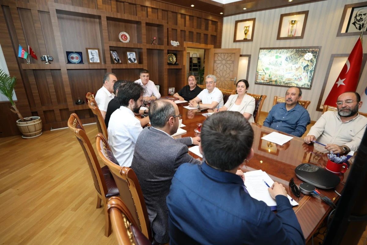 BUCAK TSO BAŞKANI ME&Ccedil;İKOĞLU MESLEK Y&Uuml;KSEKOKULLARI DEĞERLENDİRME TOPLANTISINA KATILDI