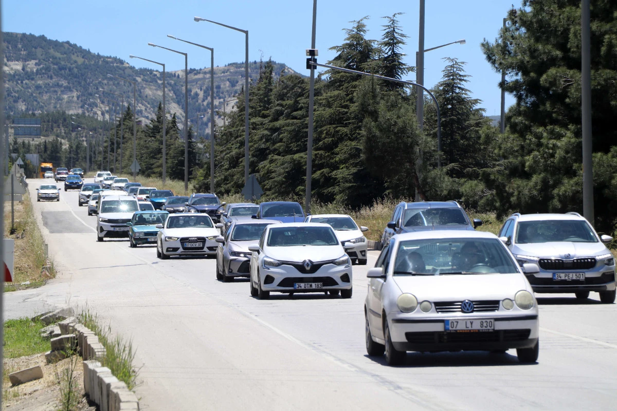 Burdur-Ankara yolunda 'tatil d&ouml;n&uuml;ş&uuml;' trafiği