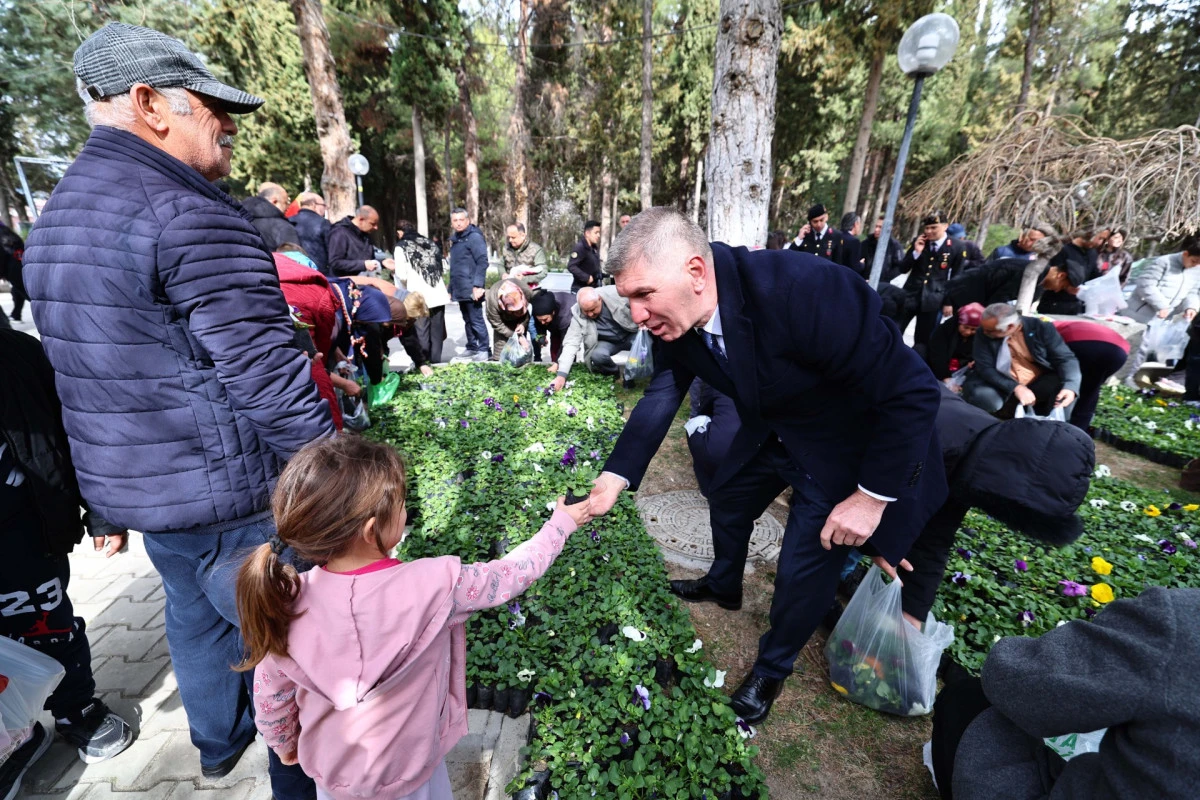 BURDUR BELEDİYESİ KENDİ &Uuml;RETTİĞİ 30 BİN MENEKŞEYİ VATANDAŞLARA &Uuml;CRETSİZ DAĞITTI