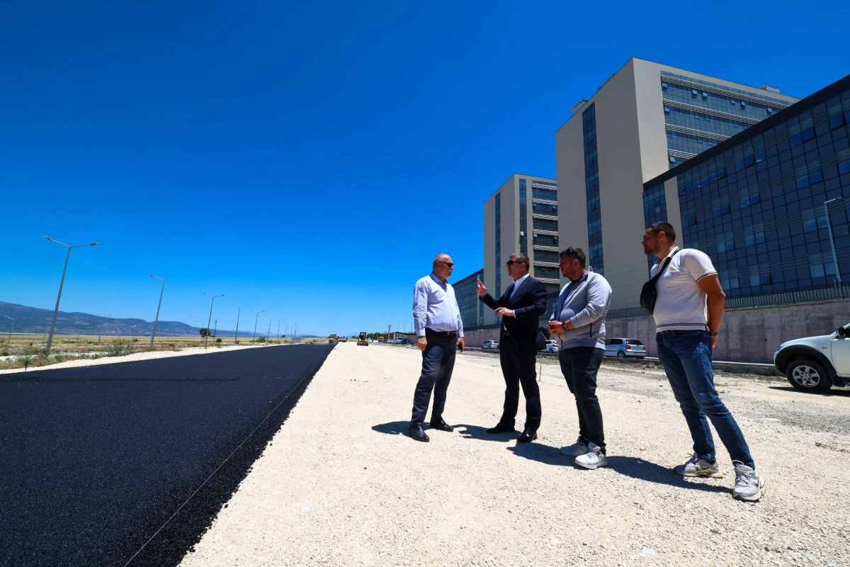 BURDUR BELEDİYESİ&rsquo;NDEN HASTANE B&Ouml;LGESİNE 10 MİLYON LİRALIK YOL YATIRIMI