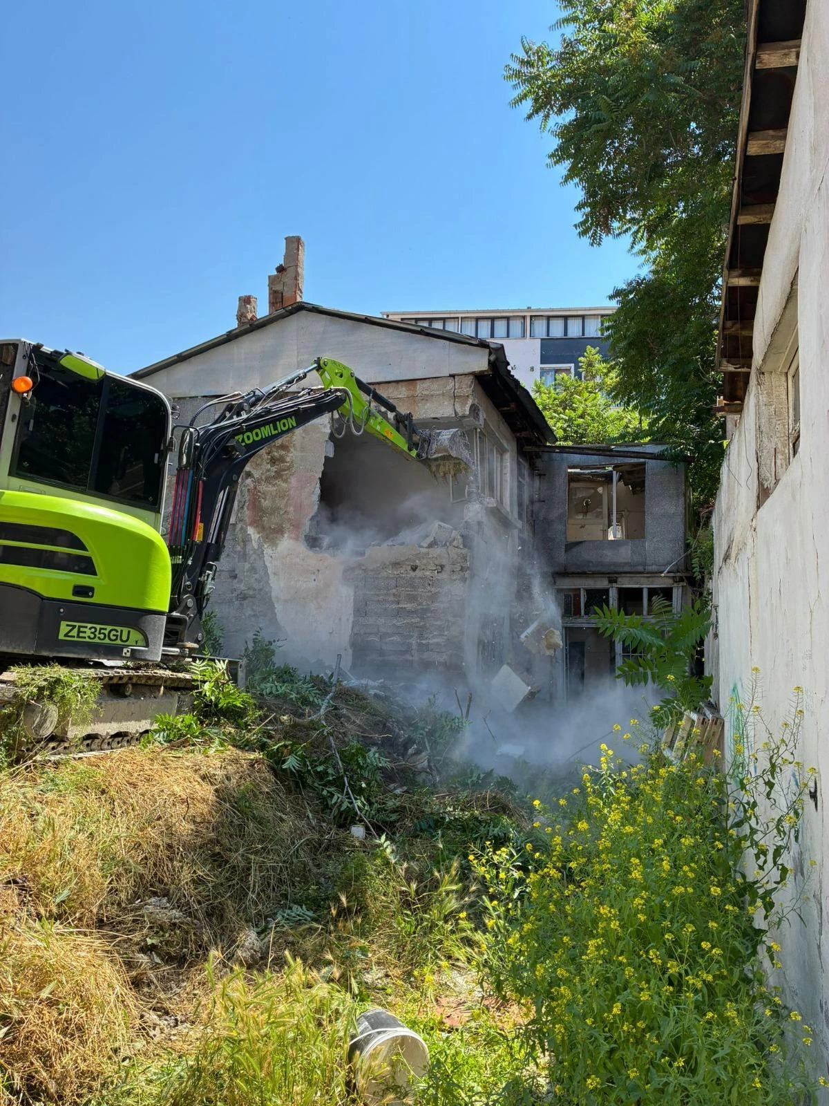 BURDUR BELEDİYESİ&rsquo;NDEN TEHLİKE OLUŞTURAN METRUK YAPILARA GE&Ccedil;İT YOK