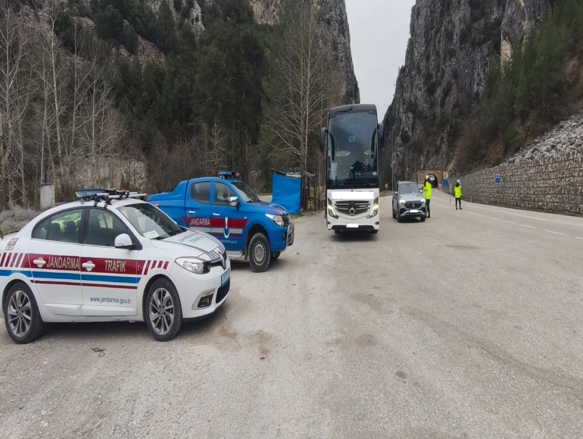 Burdur Jandarmasından Trafik Mesaisi: 11 Bin Ara&ccedil; Denetlendi