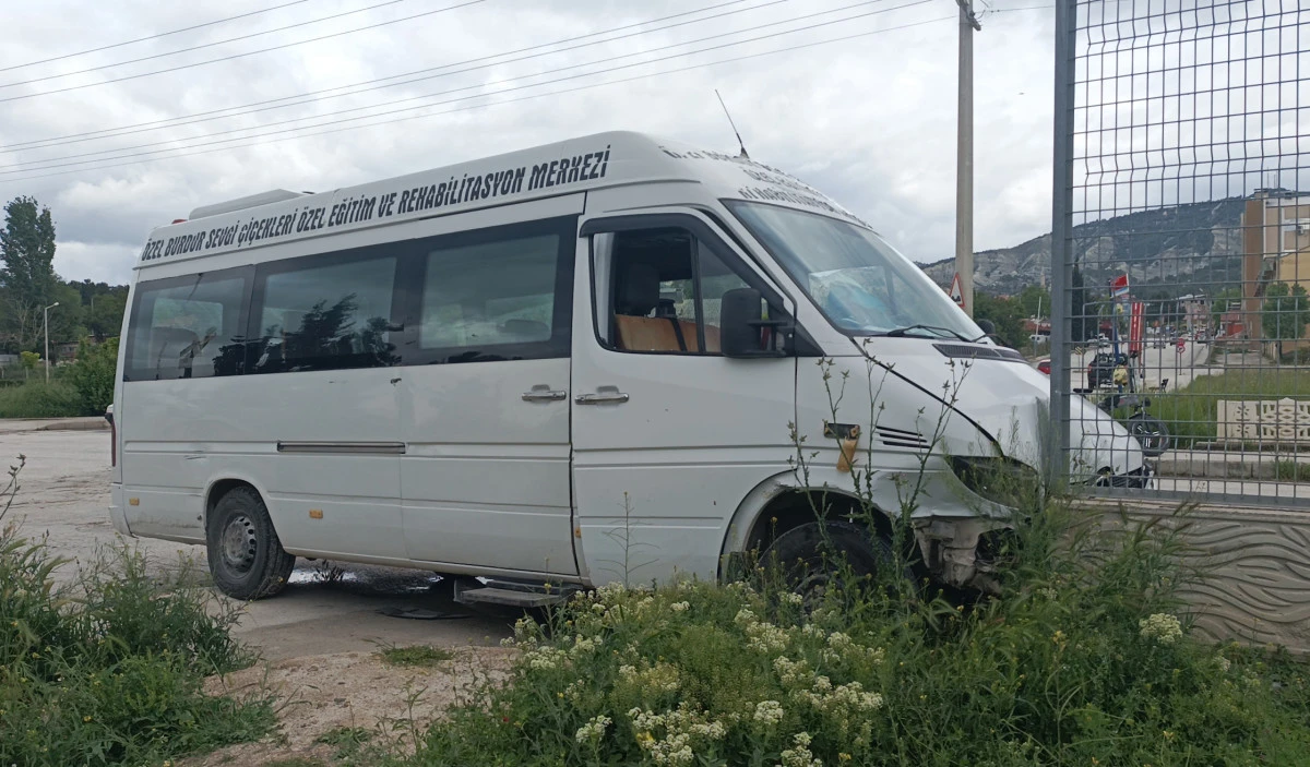 Burdur'da 3 aracın karıştığı kaza; 2'si &ccedil;ocuk 6 yaralı