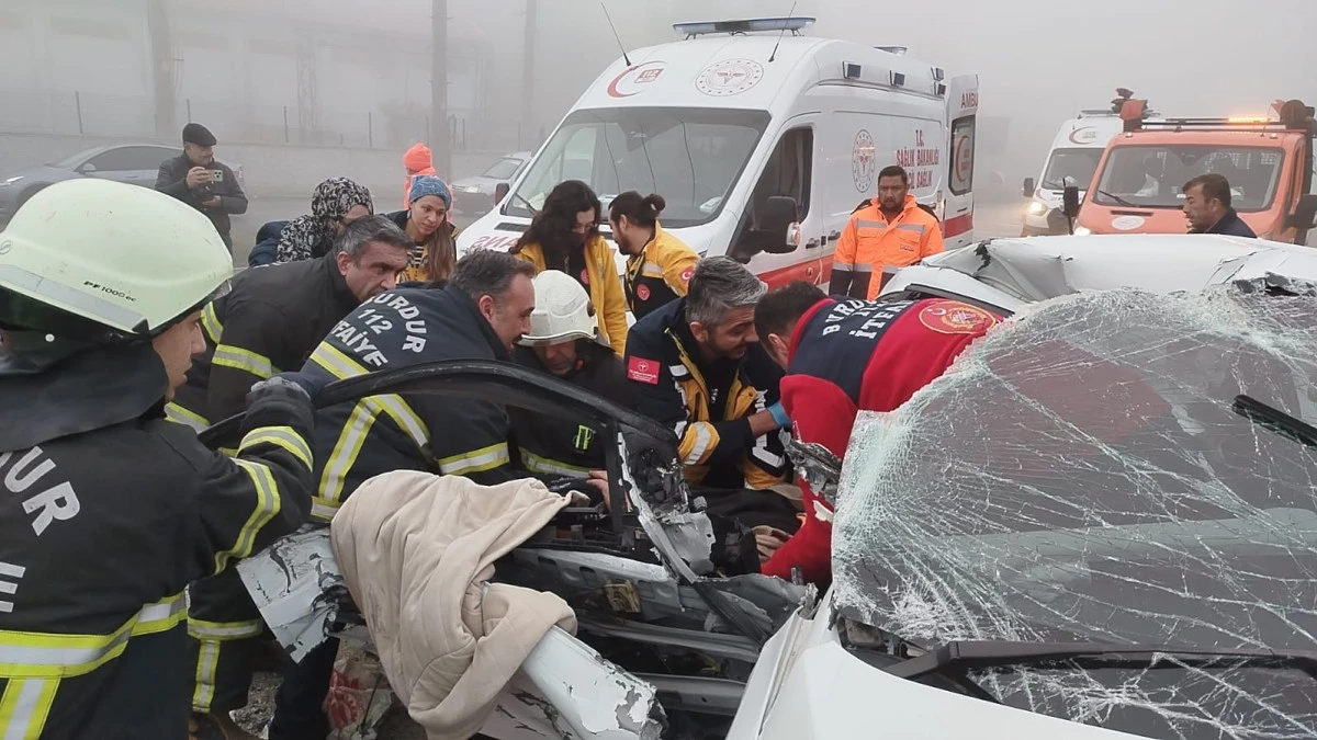 Burdur&rsquo;da 3 Aracın Karıştığı Kazada 2 Kişi Yaralandı